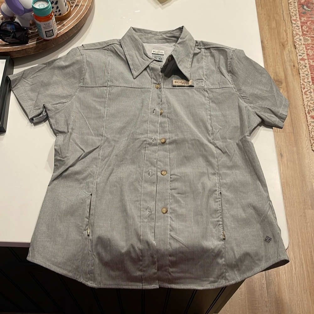 NWOT Women’s Columbia PFG short sleeve shirt with pockets. Size L.